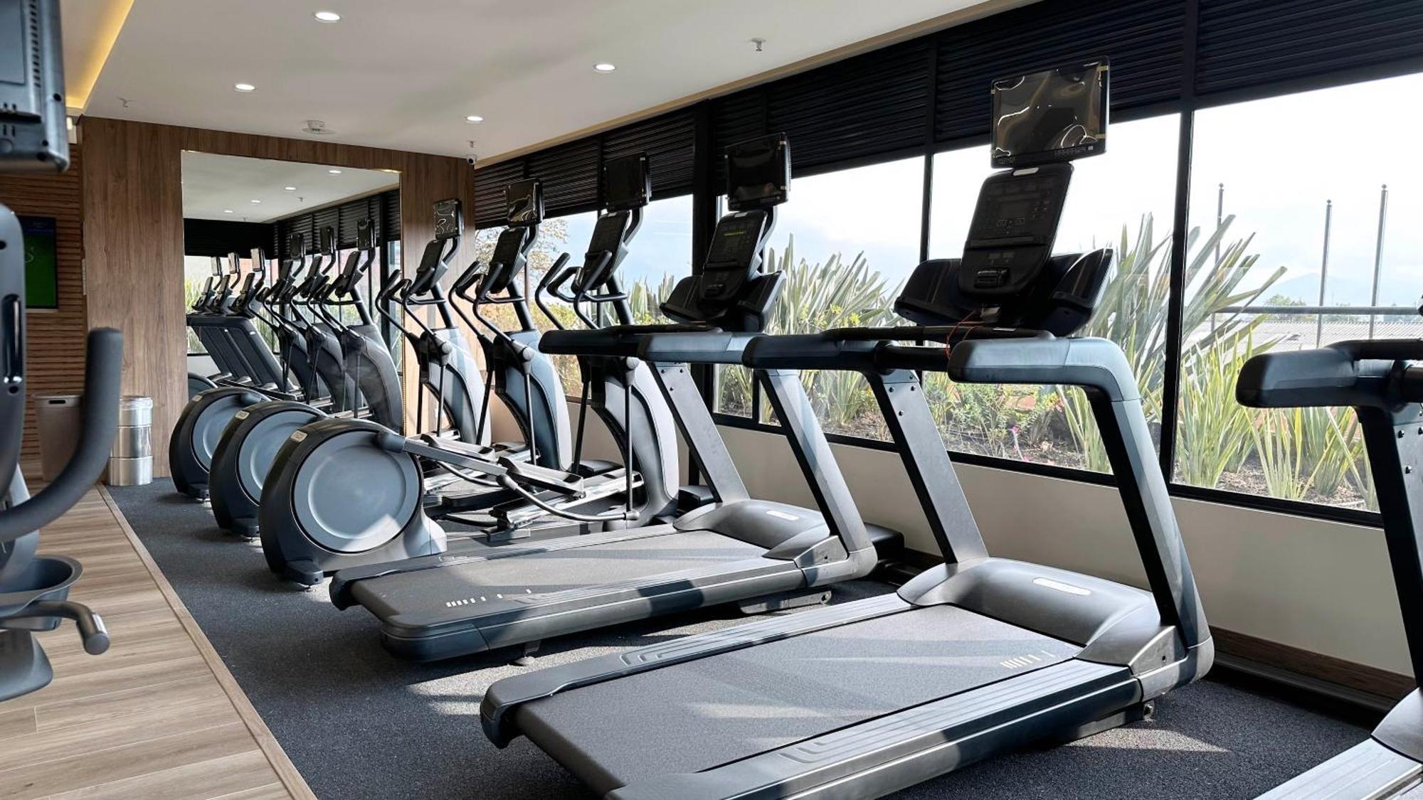 ホテル Hilton Doubletree Bogota Salitre Ar エクステリア 写真 A row of treadmills