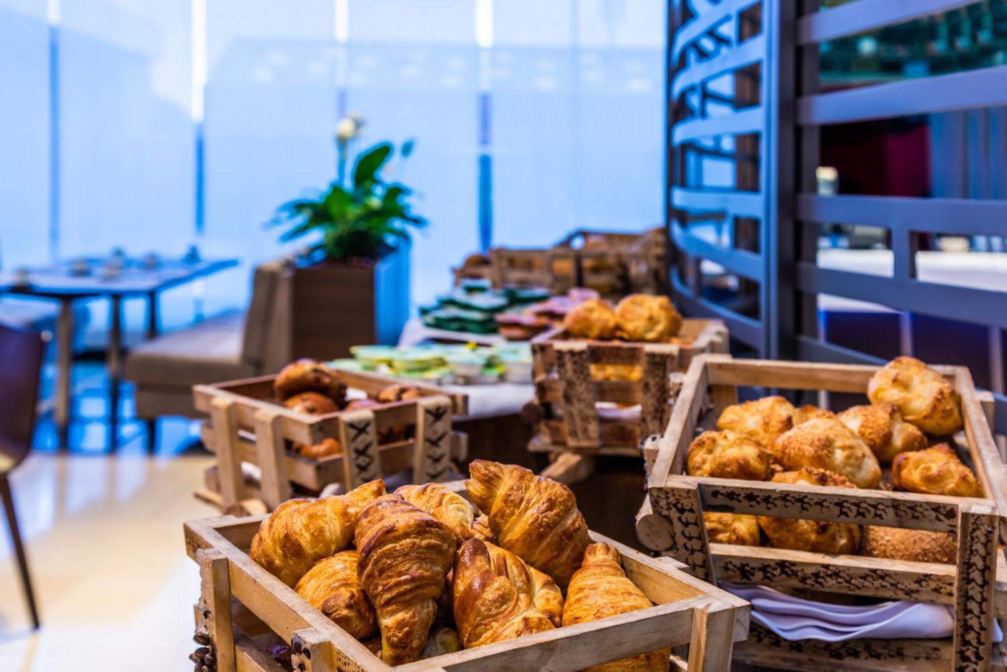 ホテル Hilton Doubletree Bogota Salitre Ar エクステリア 写真 Croissants at a buffet