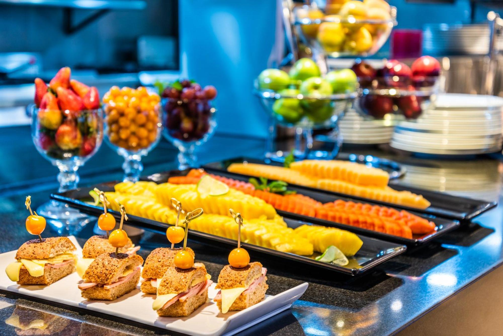 ホテル Hilton Doubletree Bogota Salitre Ar エクステリア 写真 A buffet