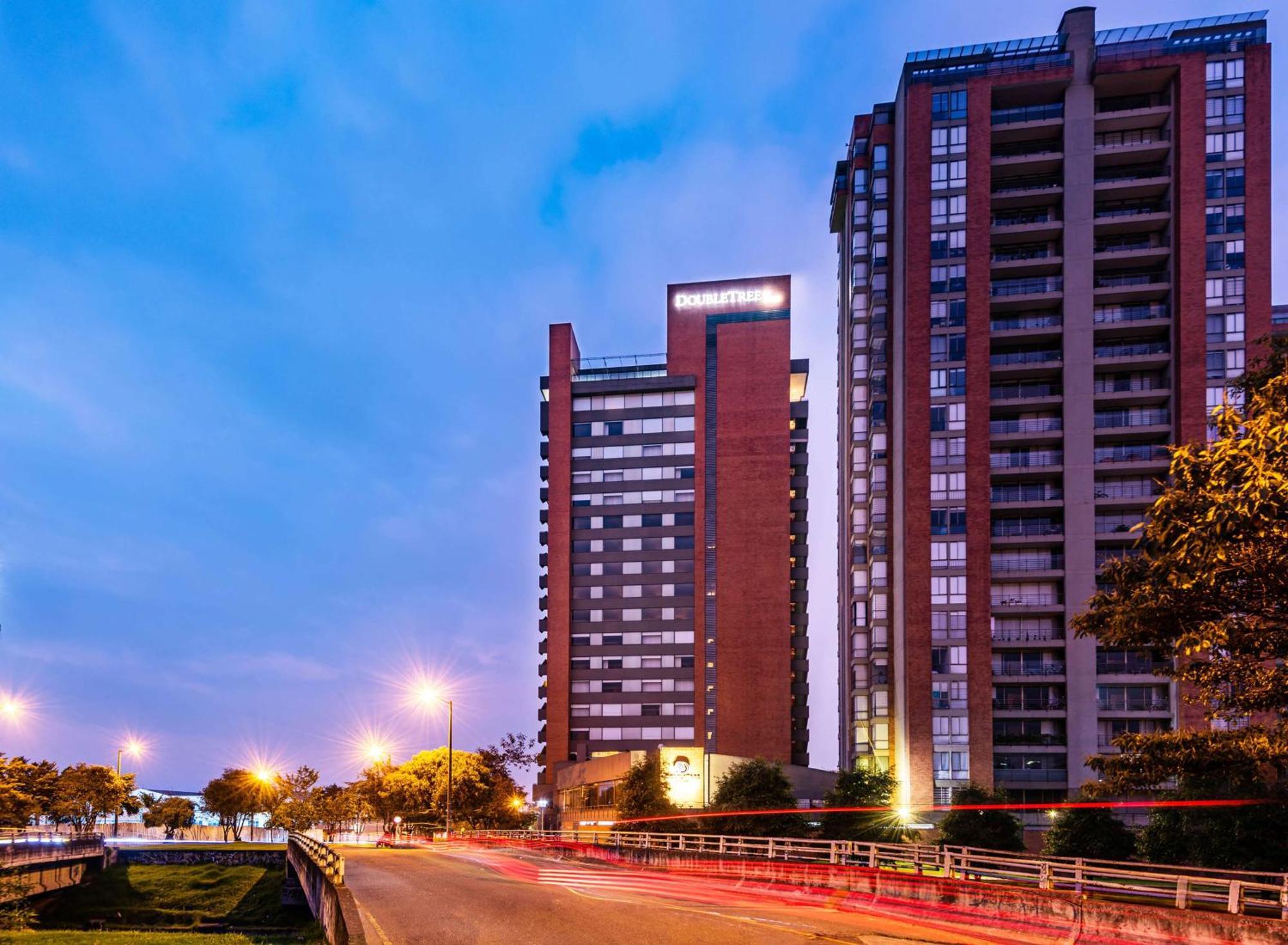 ホテル Hilton Doubletree Bogota Salitre Ar エクステリア 写真 The apartment complex at night