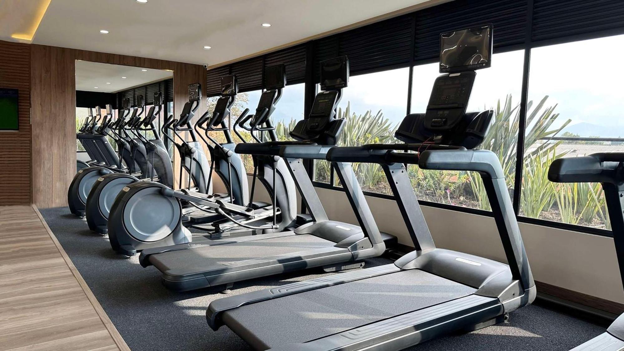 ホテル Hilton Doubletree Bogota Salitre Ar エクステリア 写真 A row of treadmills