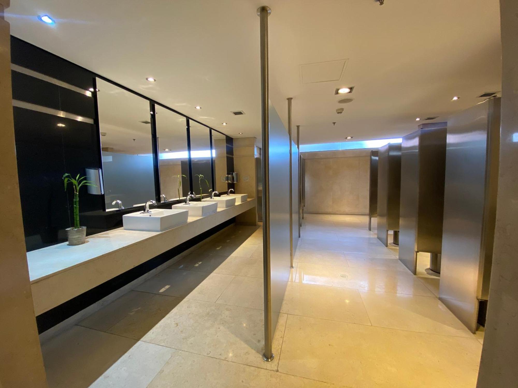 ホテル Hilton Doubletree Bogota Salitre Ar エクステリア 写真 The interior of the public washroom at the airport.