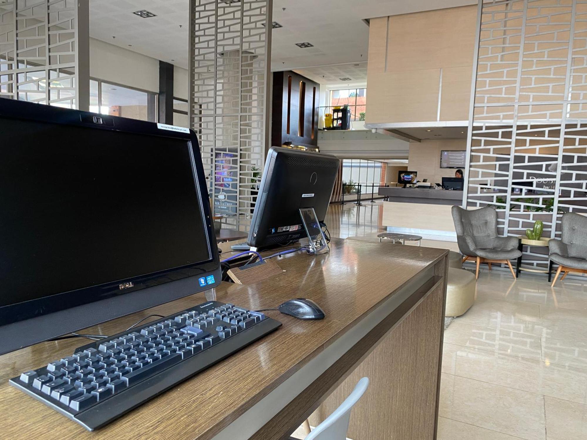 ホテル Hilton Doubletree Bogota Salitre Ar エクステリア 写真 Computers at the airport