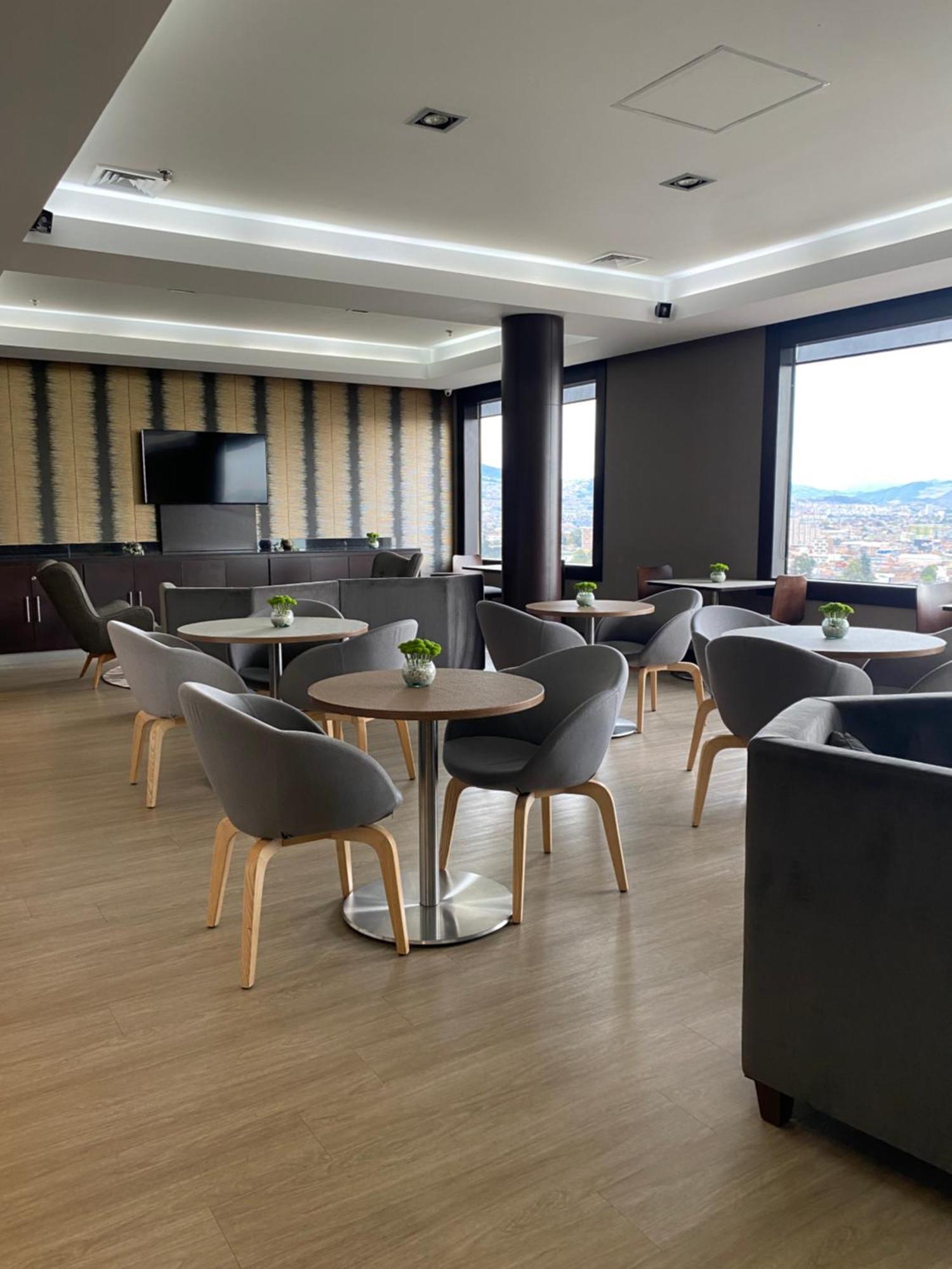 ホテル Hilton Doubletree Bogota Salitre Ar エクステリア 写真 The lounge at the airport.