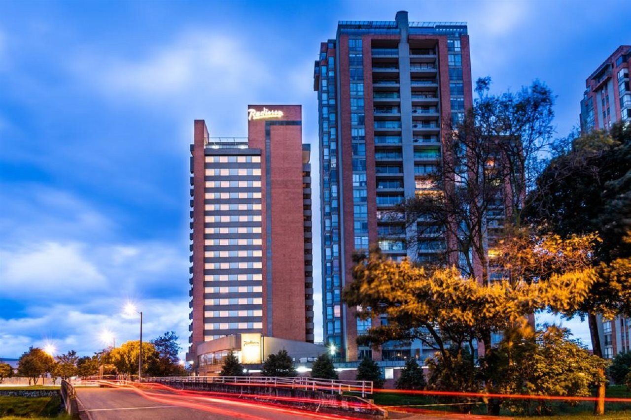 ホテル Hilton Doubletree Bogota Salitre Ar エクステリア 写真 The building at night